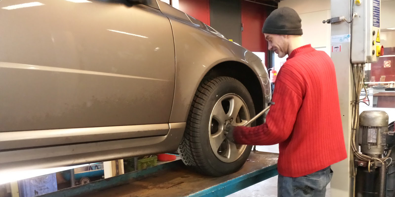 Monteur aan het werk in de garage van Fix-it All Utrecht